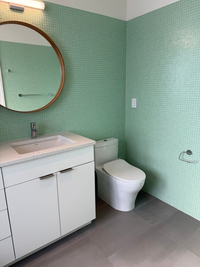 Building Photo - Silver Maple Stunning