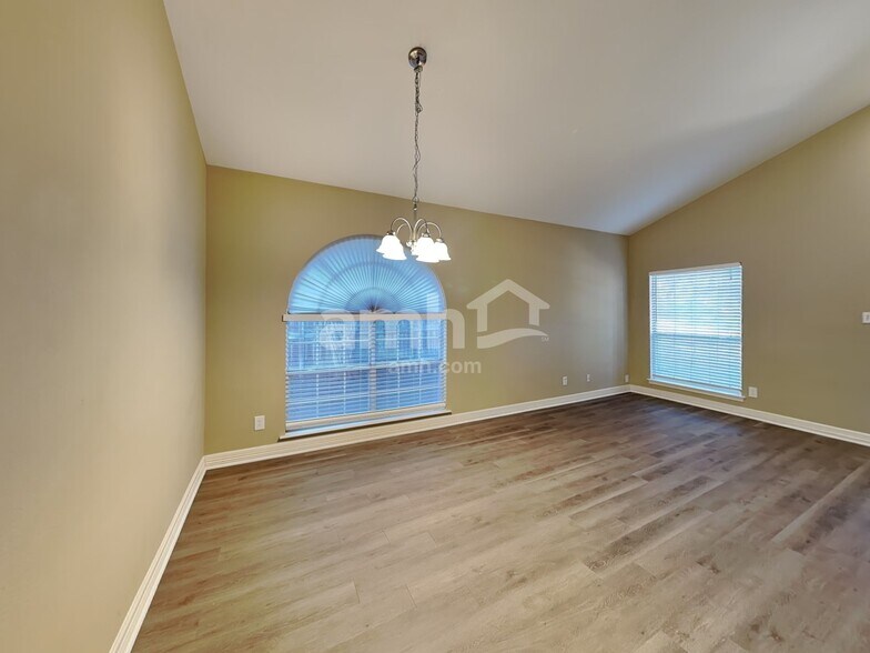 Building Photo - 14 Sweetwood