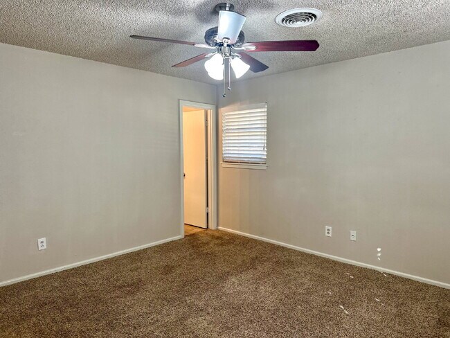 Building Photo - Beautiful 3/2 with a Bonus Room!