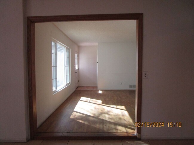 Building Photo - East Bakersfield Ready to Move In House wi...