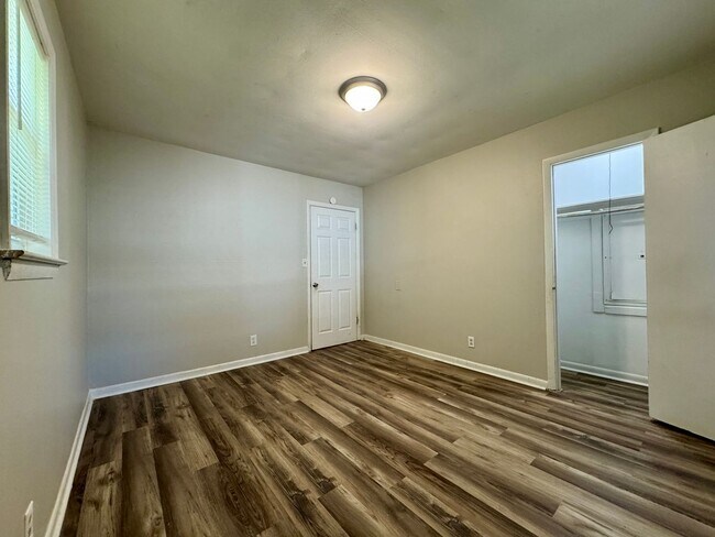 Building Photo - 1014 N Larchmont Dr