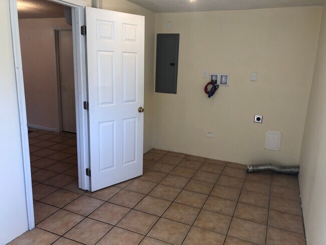 Building Photo - 3 bedroom 1 bath house in Eugene!