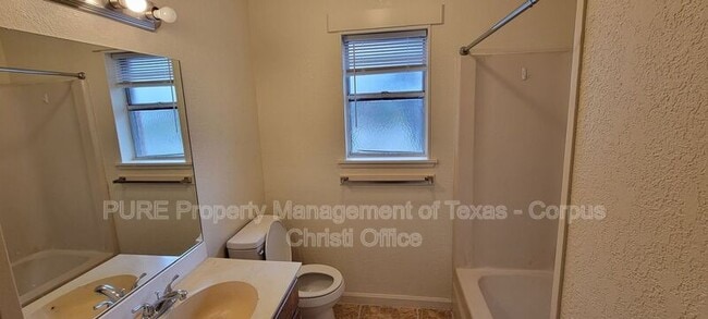 Building Photo - 2255 Lombardy Dr