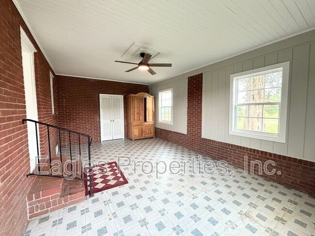 Building Photo - 4983 Washington St