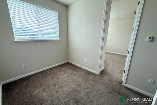 Building Photo - Spacious 2 Bedroom, 2.5 Bathroom Condo wit...