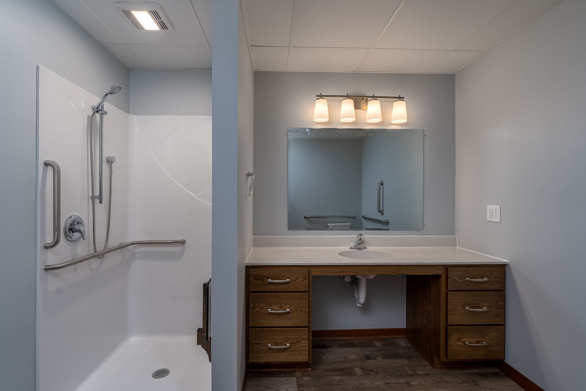 Bathroom - 513 N Riverfront Dr