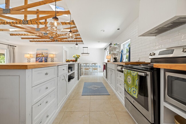 Building Photo - 425 10th Ave