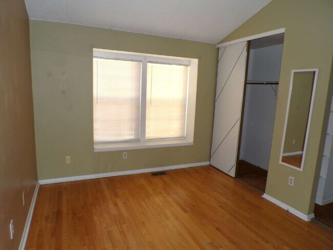 Building Photo - Great Littleton Location! 2 bedroom, 1 bathroom (96CH#A)