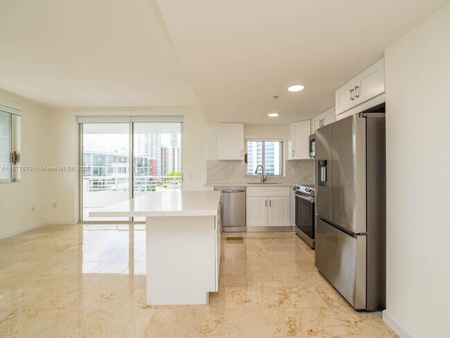 Building Photo - 1402 Brickell Bay Dr