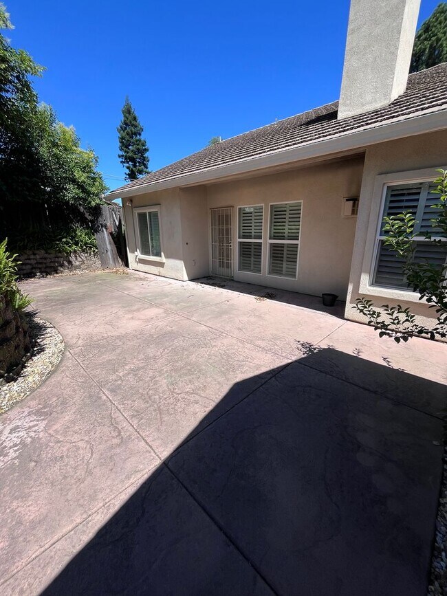 Building Photo - NICE HOME IN ORANGEVALE!!