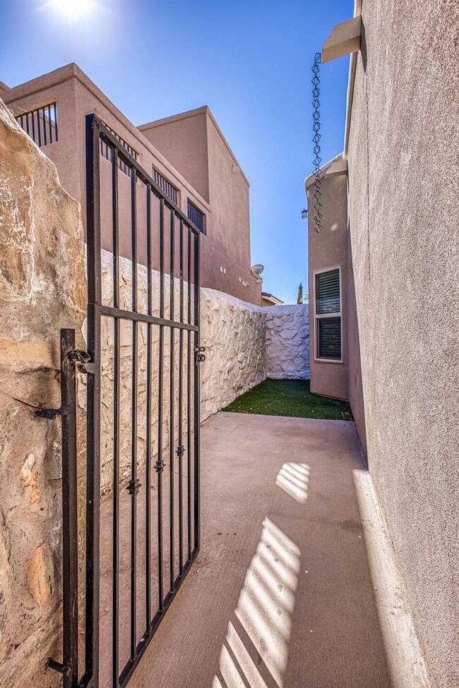 Building Photo - Eastside Beautiful 3 bed/2 baths for RENT