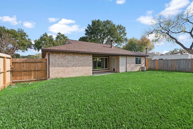Building Photo - 8363 Pebbledowne Dr