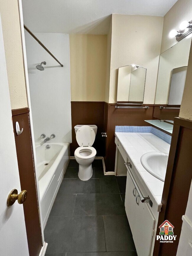 Building Photo - 411 Redbud Ln