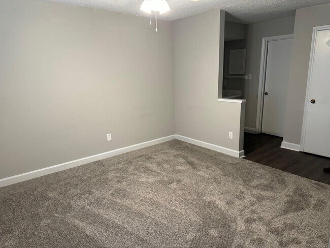 Building Photo - 2 bed 2 bath garden unit at Avery Close!