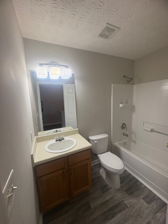 Building Photo - 5863 Strathmoor Manor Cir