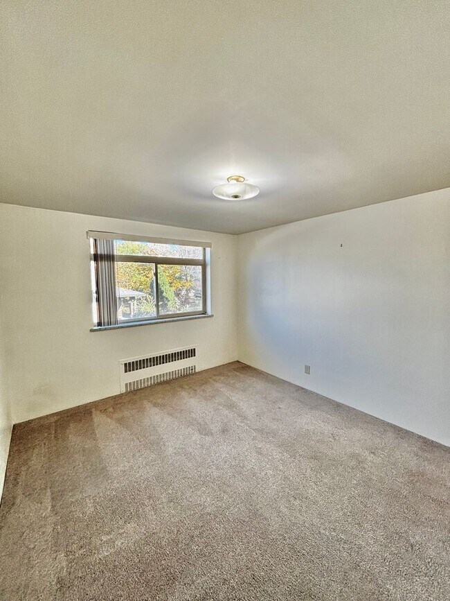 Building Photo - 1221 Illinois St