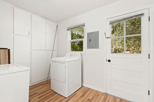 Building Photo - Stunning Fully Remodeled 3-Bedroom Home with Fenced Yard