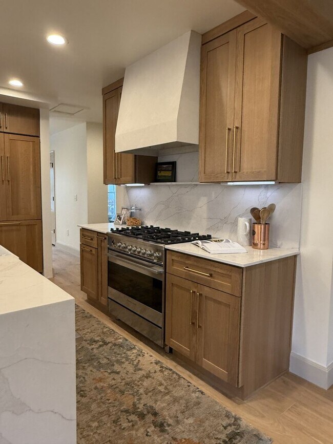 Building Photo - Beautiful Remodeled Sugar House Home