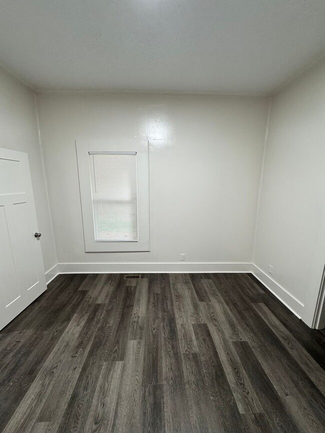 Building Photo - 3/1 Remodeled Home walkable to uptown Shel...