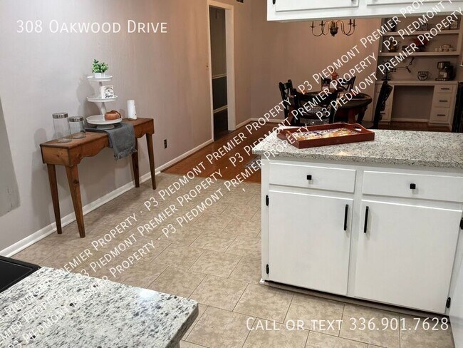 Building Photo - 308 Oakwood Dr