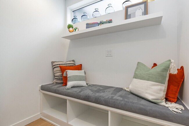 Building Photo - 628 10th Ave E