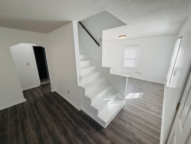 Building Photo - Beautiful 3-4 Bedroom 2 Bathroom Home