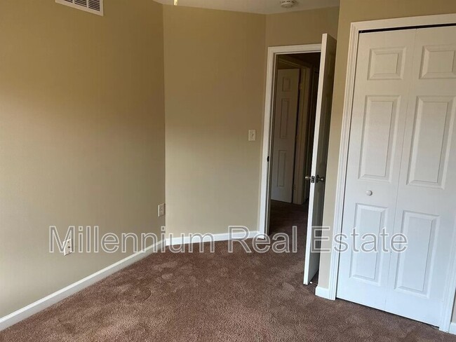 Building Photo - 50432 Bay Run S