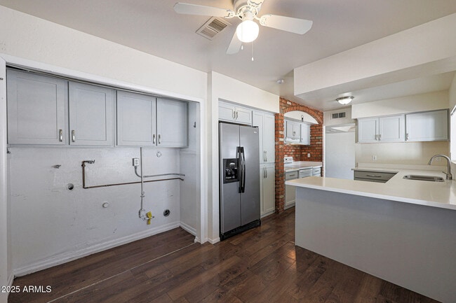 Building Photo - 601 W Coral Gables Dr