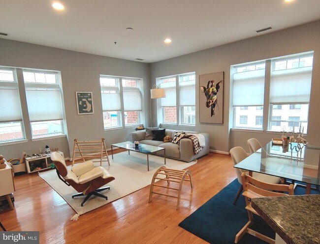 Building Photo - 309 Holland Ln