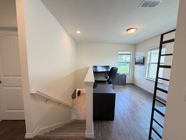 Building Photo - Perfect Home waiting for you! FULLY FURNISHED!