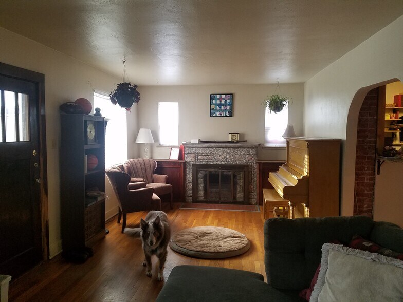 Living Room right - 521 Harrison St