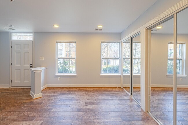 Building Photo - 904 Crestfield Dr