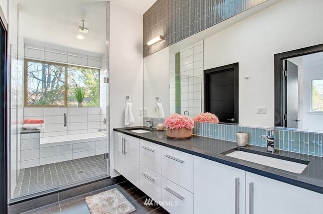 Building Photo - 2105 S Orcas St