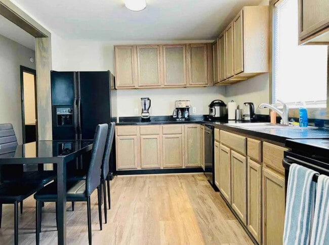 Building Photo - 527 S Hamilton St