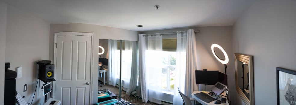 Room 2 - 530 Melrose Ave E