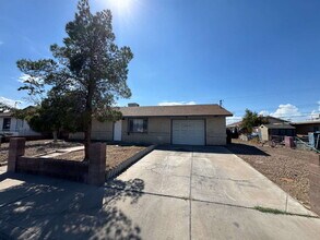 Building Photo - 2 bedroom 2 bath Single Story located in HENDERSON