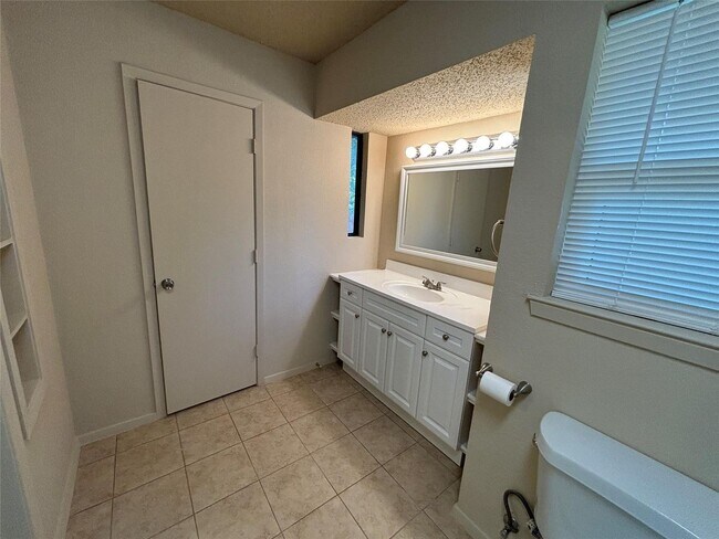 Building Photo - Beautifully updated 3-bedroom 2-bath home