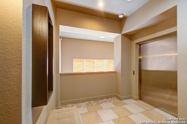 Building Photo - 7342 Oak Manor Dr