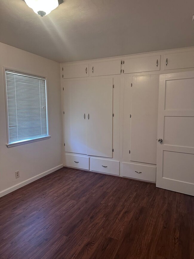 Building Photo - Charming Two Bedroom / One Bath Home! Very Spacious W/ Tons of Character!