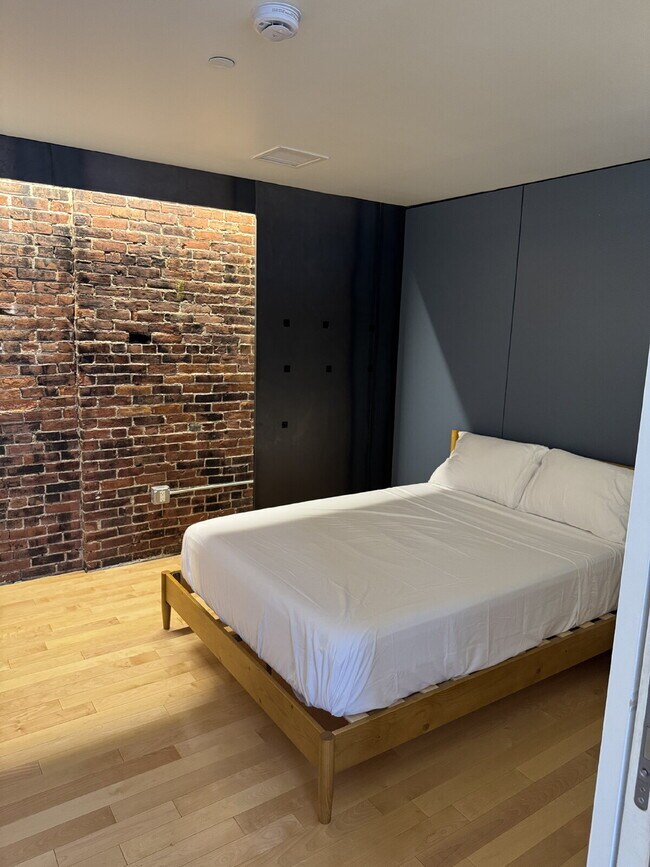 Building Photo - Penthouse Unit with amazing light at The H...