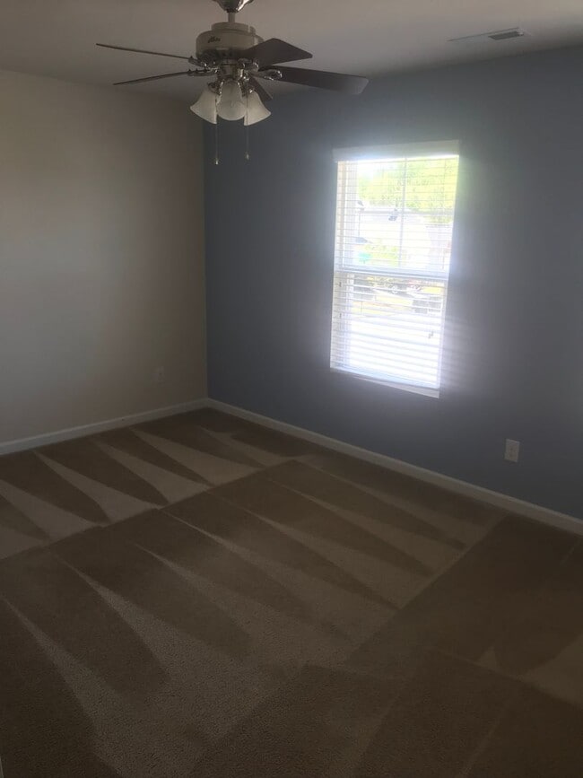 Building Photo - GREAT 4 BEDROOM !!!