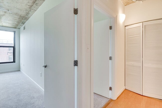 Building Photo - Modern 3 Bed 2 bath condo WITH 2 PARKING S...