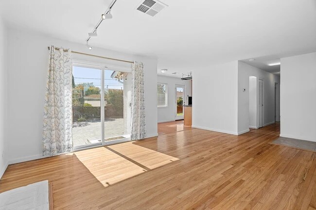 Building Photo - 558 Walnut Dr