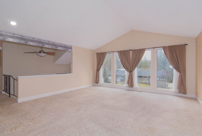 Building Photo - 4 Bed 3 Bath North Side Home nearly 2400 s...