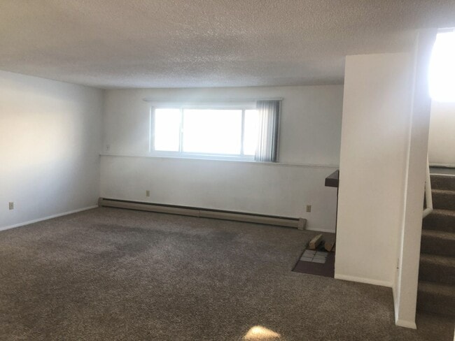 Building Photo - 2 bedroom 1 bath Centrally Located Apartment