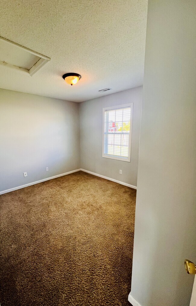 Building Photo - 105 Foxtrail Dr