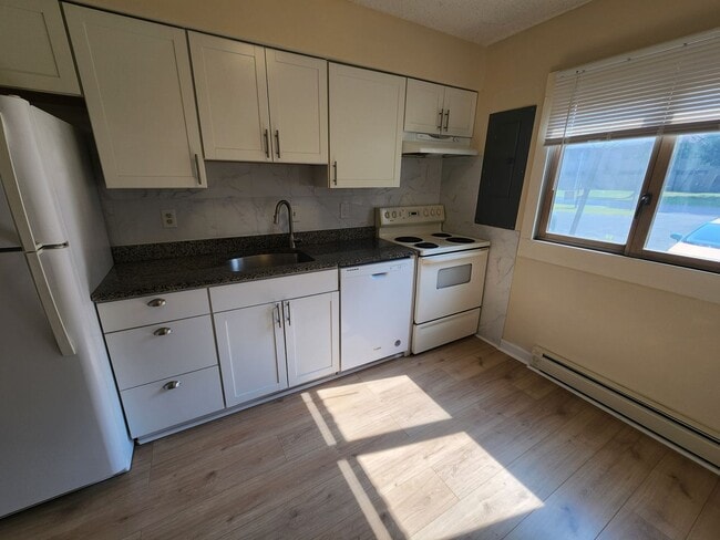 Building Photo - Beautifully remodeled 2 bed, 1 Bath townho...