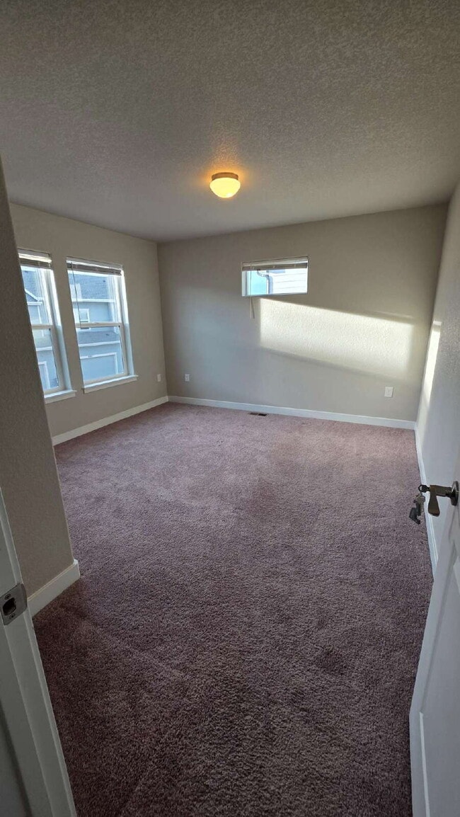 Building Photo - Lorson Ranch 5 bedroom Townhouse near military bases