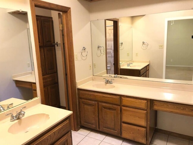 Building Photo - 11403 Oak Knoll Dr