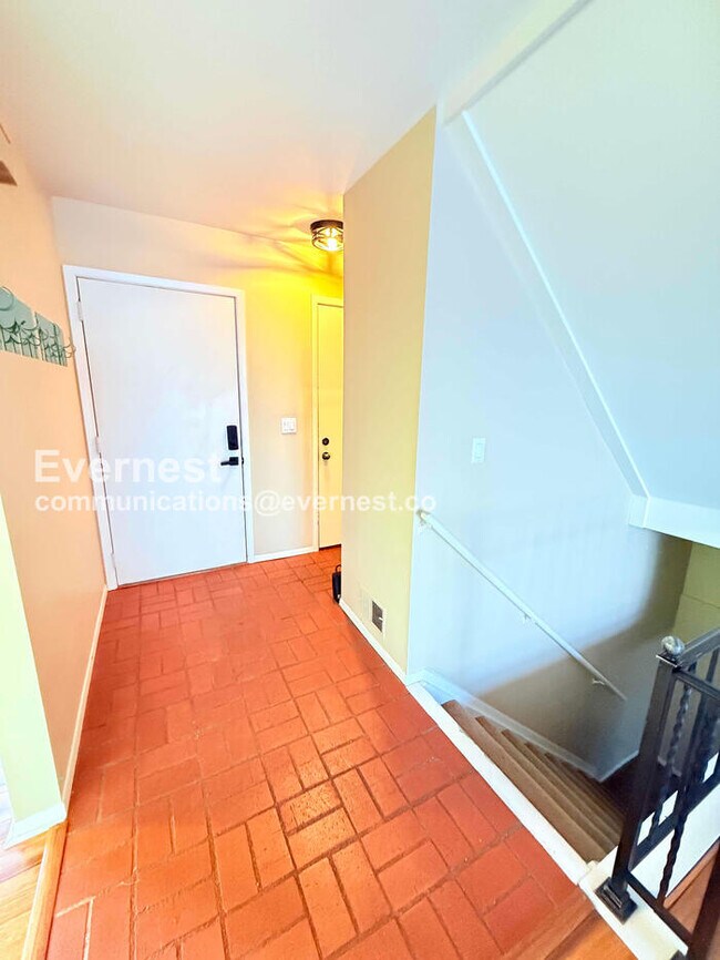 Building Photo - 2 Bed/1.5 Bath Condo with In-Unit Laundry / Vouchers Accepted / Available Now!